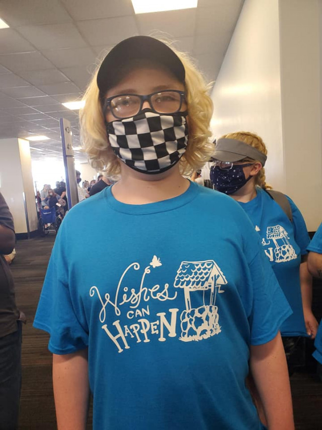Dylan Fowler w Shirt and Mask at airport