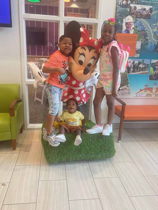 Jourdyn and Bro w Minnie Statue