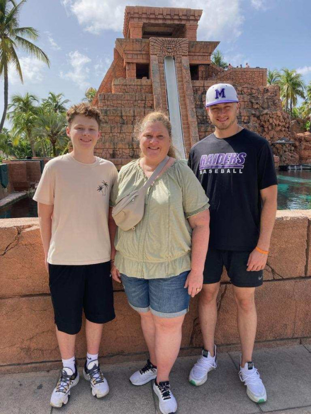 Mom w Sons in Atlantis