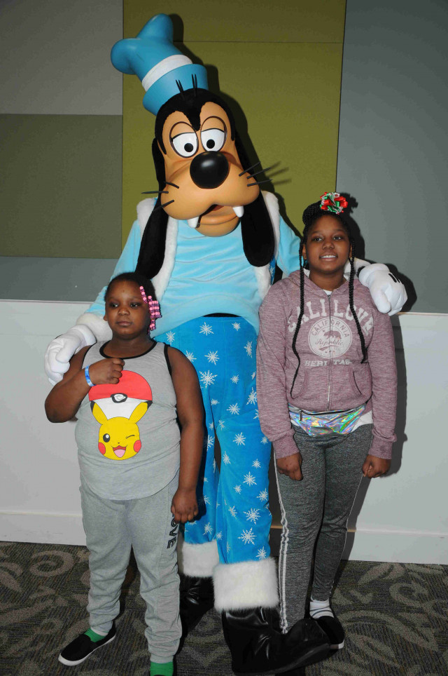 626642 Goofy and Pluto DSC 0273 12 24 2018