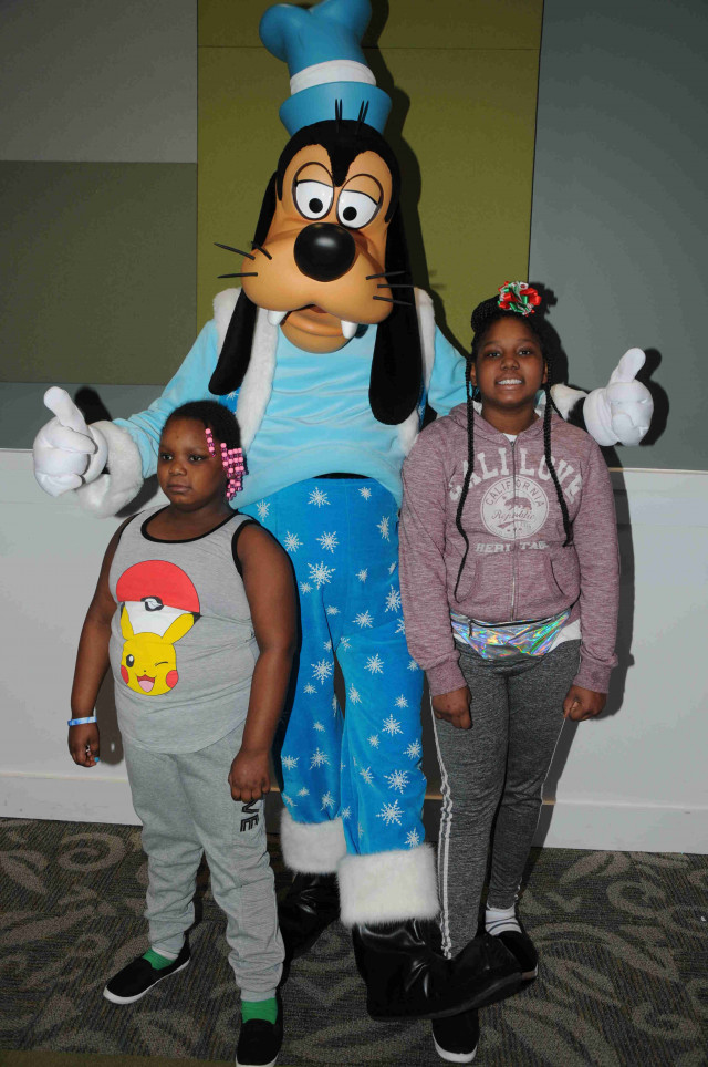 626642 Goofy and Pluto DSC 0274 12 24 2018