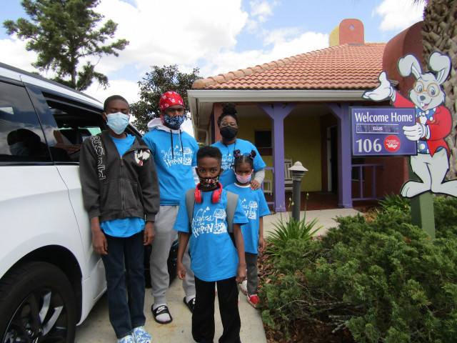 Ellis Family in front of villa at GKTW2