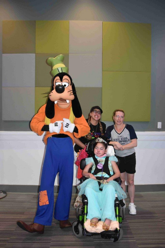 635568 Goofy and Pluto DSC 0488 11 07 2019